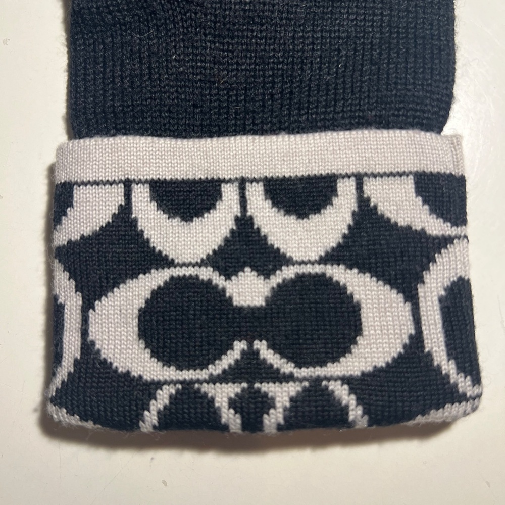 Black and White Patterned Beanie and Gloves Set - Picture 4 of 12